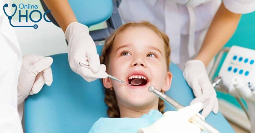 Bố mẹ có nên tự nhổ răng sữa tại nhà cho con không? Cách giữ gìn và nhổ răng sữa cho trẻ như thế nào để an toàn?