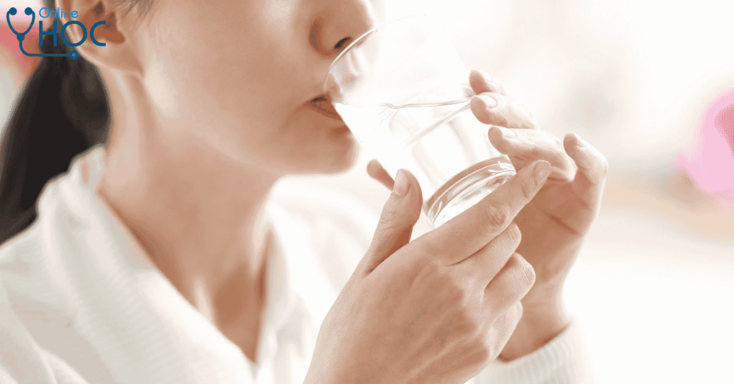 Khi uống nước thấy xuất hiện 5 dấu hiệu lạ sau đây, bạn nên đi khám ngay kẻo ung thư nhé