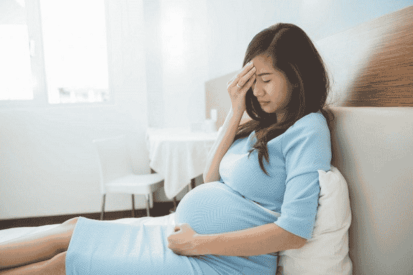 Mẹ bầu ợ chua phải làm sao? Nguyên nhân và cách khắc phục